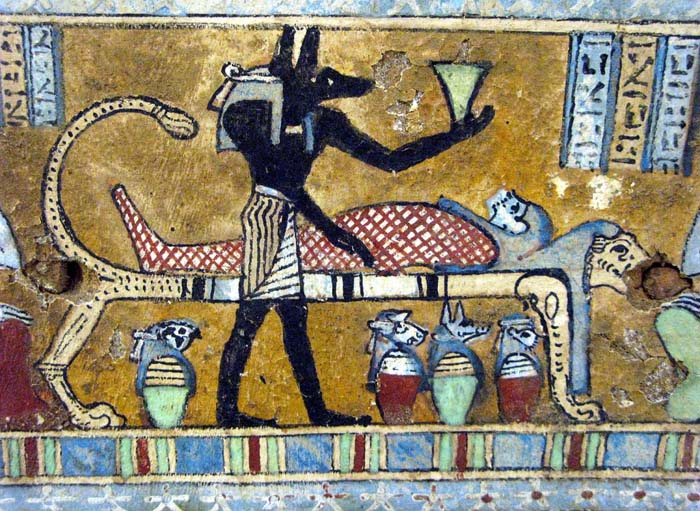 Anubis representado durante el proceso de momificación